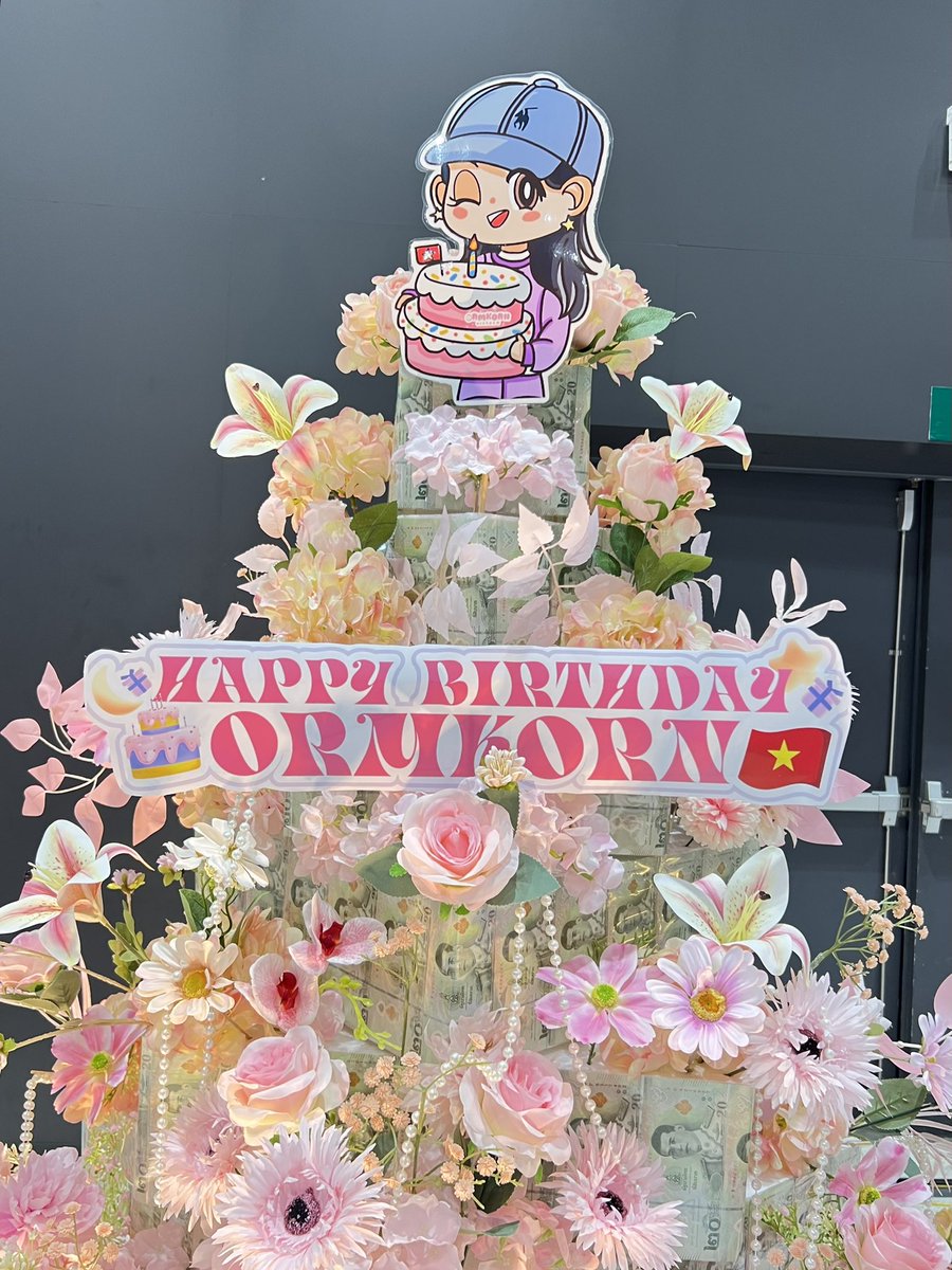 OrmKornVN's tweet photo. 𝟒𝐭𝐡 𝐏𝐑𝐎𝐉𝐄𝐂𝐓 |🦋 𝐎𝐑𝐌𝐚𝐳𝐢𝐧𝐠 𝐑𝐚𝐤🎂

🎁 𝐏𝐚𝐫𝐭 𝟒.𝟒: 𝐀𝐥𝐥 𝐟𝐨𝐫 𝐎𝐫𝐦𝐊𝐨𝐫𝐧𝐧𝐚𝐩𝐡𝐚𝐭 🎁
[ENGLISH BELOW]

Chiếc 𝐌𝐨𝐧𝐞𝐲 𝐂𝐚𝐤𝐞 và những món quà đầy tâm huyết từ team OrmKornVN đã hạ cánh an toàn tại MCC Hall rồi đây 😚😚😚

Chúng mình đã chuẩn bằng tất cả tình yêu, sự ngọt ngào và thật nhiều sự lấp lánh. Vì Nong Orm xứng đáng với những điều rực rỡ nhất 🎁
__________

The 𝐌𝐨𝐧𝐞𝐲 𝐂𝐚𝐤𝐞 and all the heartfelt gifts from OrmKornVN have safely landed at MCC Hall 😚😚😚

We prepared everything with love, sweetness, and lots of sparkle, because our Nong Orm deserves all the brightest things 🎁

#OrmKornnaphat
#ออมกรณ์นภัส
#OrmKornVN