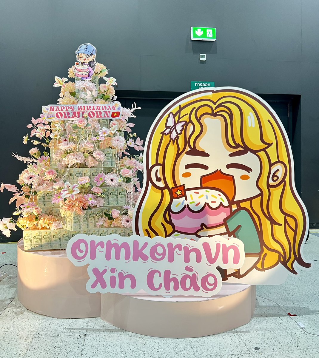 OrmKornVN's tweet photo. 𝟒𝐭𝐡 𝐏𝐑𝐎𝐉𝐄𝐂𝐓 |🦋 𝐎𝐑𝐌𝐚𝐳𝐢𝐧𝐠 𝐑𝐚𝐤🎂

🎁 𝐏𝐚𝐫𝐭 𝟒.𝟒: 𝐀𝐥𝐥 𝐟𝐨𝐫 𝐎𝐫𝐦𝐊𝐨𝐫𝐧𝐧𝐚𝐩𝐡𝐚𝐭 🎁
[ENGLISH BELOW]

Chiếc 𝐌𝐨𝐧𝐞𝐲 𝐂𝐚𝐤𝐞 và những món quà đầy tâm huyết từ team OrmKornVN đã hạ cánh an toàn tại MCC Hall rồi đây 😚😚😚

Chúng mình đã chuẩn bằng tất cả tình yêu, sự ngọt ngào và thật nhiều sự lấp lánh. Vì Nong Orm xứng đáng với những điều rực rỡ nhất 🎁
__________

The 𝐌𝐨𝐧𝐞𝐲 𝐂𝐚𝐤𝐞 and all the heartfelt gifts from OrmKornVN have safely landed at MCC Hall 😚😚😚

We prepared everything with love, sweetness, and lots of sparkle, because our Nong Orm deserves all the brightest things 🎁

#OrmKornnaphat
#ออมกรณ์นภัส
#OrmKornVN