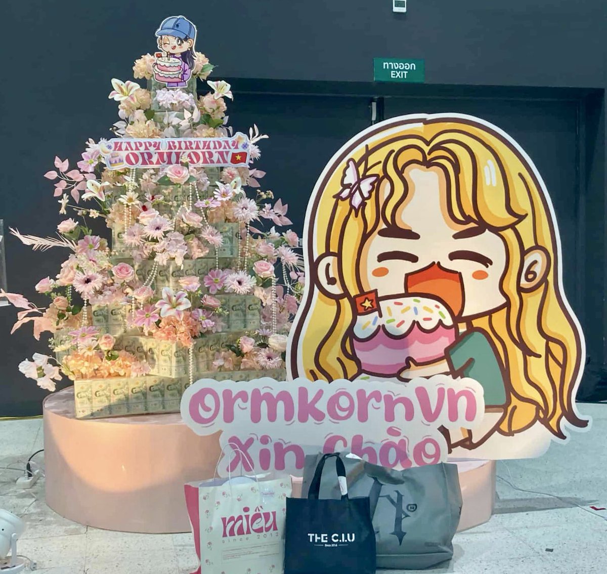 OrmKornVN's tweet photo. 𝟒𝐭𝐡 𝐏𝐑𝐎𝐉𝐄𝐂𝐓 |🦋 𝐎𝐑𝐌𝐚𝐳𝐢𝐧𝐠 𝐑𝐚𝐤🎂

🎁 𝐏𝐚𝐫𝐭 𝟒.𝟒: 𝐀𝐥𝐥 𝐟𝐨𝐫 𝐎𝐫𝐦𝐊𝐨𝐫𝐧𝐧𝐚𝐩𝐡𝐚𝐭 🎁
[ENGLISH BELOW]

Chiếc 𝐌𝐨𝐧𝐞𝐲 𝐂𝐚𝐤𝐞 và những món quà đầy tâm huyết từ team OrmKornVN đã hạ cánh an toàn tại MCC Hall rồi đây 😚😚😚

Chúng mình đã chuẩn bằng tất cả tình yêu, sự ngọt ngào và thật nhiều sự lấp lánh. Vì Nong Orm xứng đáng với những điều rực rỡ nhất 🎁
__________

The 𝐌𝐨𝐧𝐞𝐲 𝐂𝐚𝐤𝐞 and all the heartfelt gifts from OrmKornVN have safely landed at MCC Hall 😚😚😚

We prepared everything with love, sweetness, and lots of sparkle, because our Nong Orm deserves all the brightest things 🎁

#OrmKornnaphat
#ออมกรณ์นภัส
#OrmKornVN