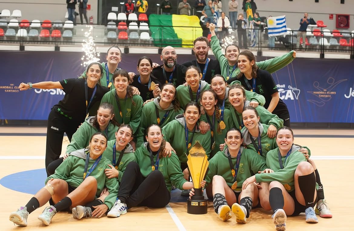 arrillagae's tweet photo. ¡Layva campeón de América! 🤾🏻‍♀️🏆

En un partidazo, las dirigidas por Leo Puñales vencieron a @SedaloArgentina 🇦🇷 por 20 a 19 y conquistaron la #CopaLibertadores de #handball femenino para hacer historia en Santiago de Chile 🇨🇱 

¡Felicitaciones, chicas! 👏🏼👏🏼👏🏼 https://t.co/ehBM95i11P