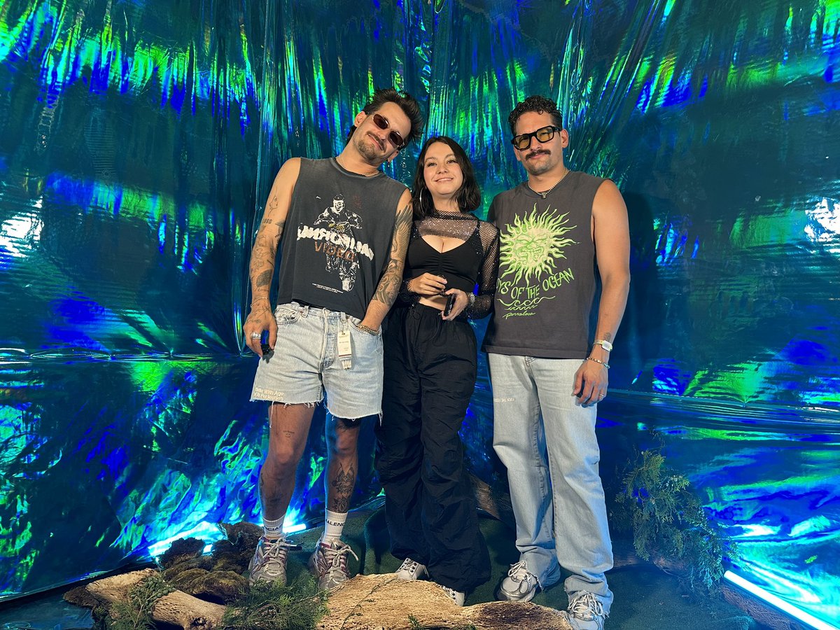 ExaFM's tweet photo. Amamos la vibra de @MauYRicky ✨🙌🎶
Ya están a punto de subir al escenario para tirar puros hits. 🔥
¿Los vas a ver?
#EmblemaEnExa #tecateemblema2025 https://t.co/3ggjAAbo4t