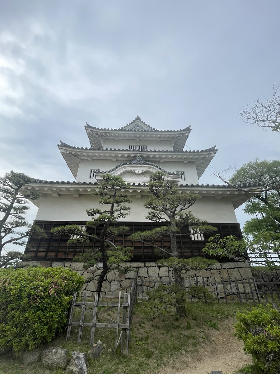 昨日は丸亀へ！
石垣の城、丸亀城😆天守は現存してるけど、一番小さいらしい😆
でも、標高660メートル？で、天守に到達するまでに坂で死ぬ👻
見晴らし最高でした！