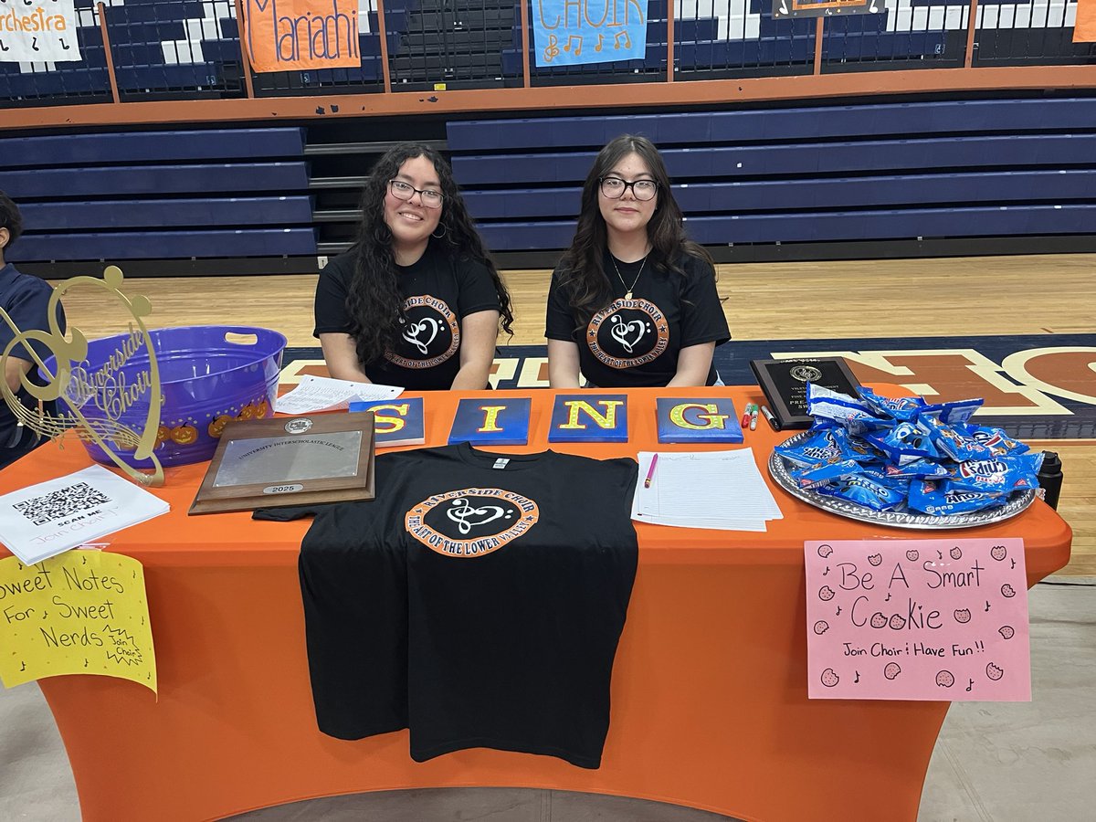 We had fun times with our future Rangers at our <a href="/Riverside_4ever/">Riverside_Rangers</a> bridge camp! We cannot wait for the class of 2029 to join our family. 🧡💙🧡 #riverside4ever  <a href="/XLugo_RHS/">Xochitl Lugo</a> <a href="/vlara_82/">Victor A. Lara</a>