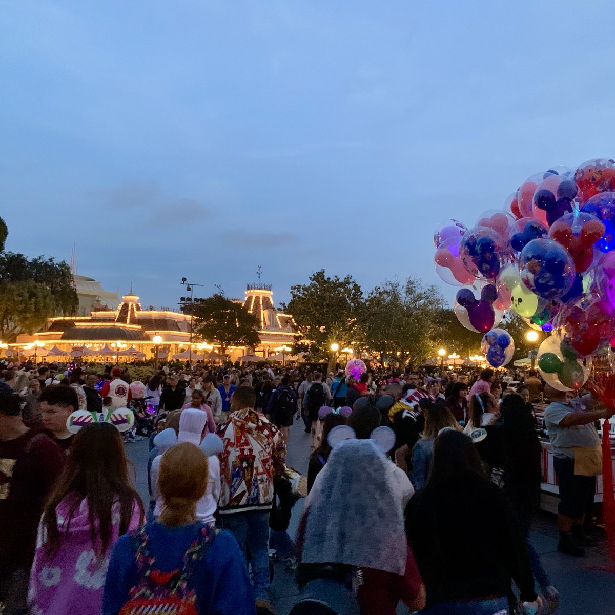 DAPs_Magic's tweet photo. #Disneyland has announced that as of 8pm all viewing areas for the premiere performance of #PaintTheNight have been filled.
#Disneyland70
#dapsmagiclive https://t.co/dfQR6Hw9uS