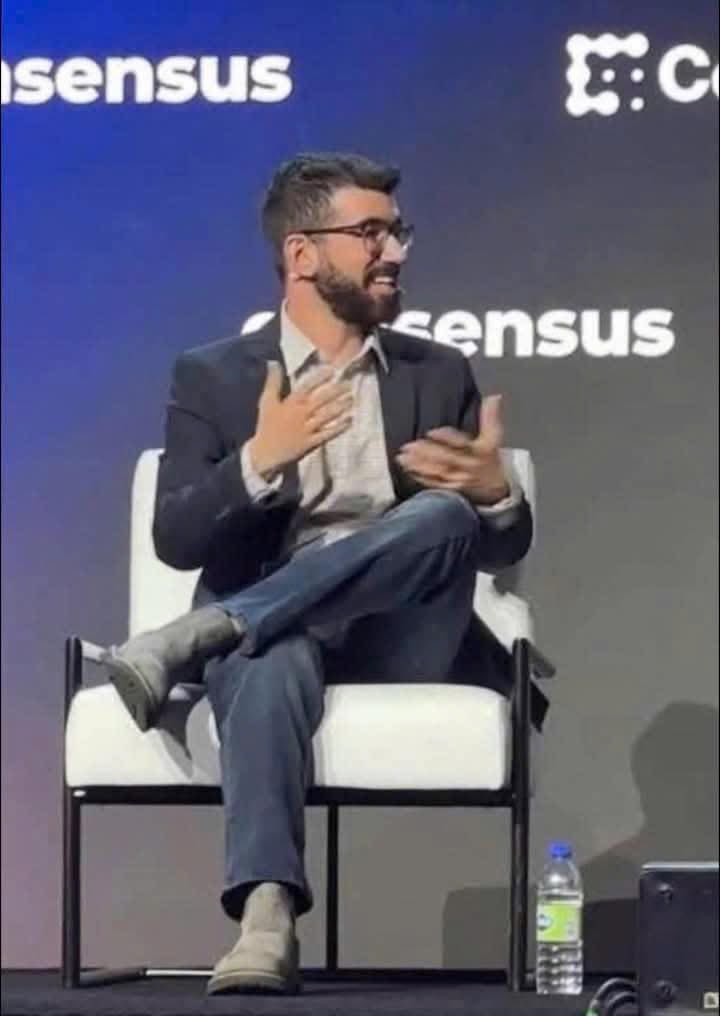 510651325q69473's tweet image. Pi Network 的愿景，不仅是让每个人都能持有加密资产，更是在探索如何让去中心化金融真正融入社会经济体系。实名制的引入、手机挖矿的普及、社群共识的凝聚，都在铺就一条普通人财权觉醒的康庄大道。在这个链上经济体中，每个人都能自由进出，自由创造财富，而不再受限于传统金融机构的剥削与束缚！