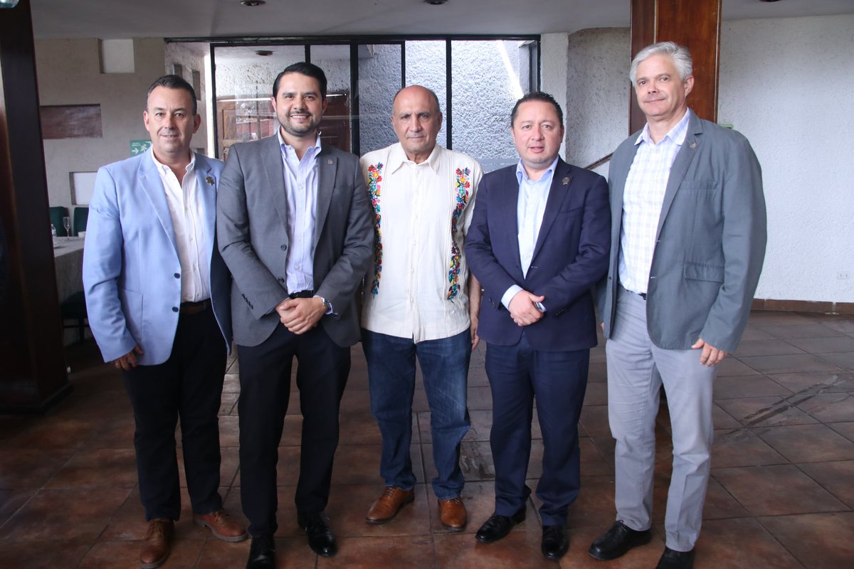 Con el objetivo de impulsar el crecimiento económico de Cuautlancingo, el titular <a href="/VictorGabCh/">Victor Gabriel Chedraui</a> encabezó una reunión con autoridades, empresarios y representantes de <a href="/CANACOPUEBLA1/">CANACO PUEBLA</a> y <a href="/canacintrap/">Canacintra Puebla</a>.
El <a href="/Gob_Puebla/">Gobierno de Puebla</a> apuesta al desarrollo regional.
#PorAmorAPuebla 💼