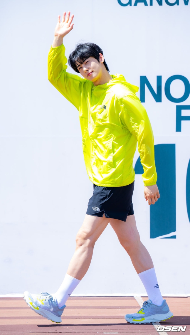 Kstyle_news's tweet photo. 【PHOTO】ASTRO チャウヌ、国際ランニング大会「TNF100江原」に参加
https://t.co/w2HBAHJHO4

#チャウヌ #ASTRO https://t.co/sXi3UoHyS3