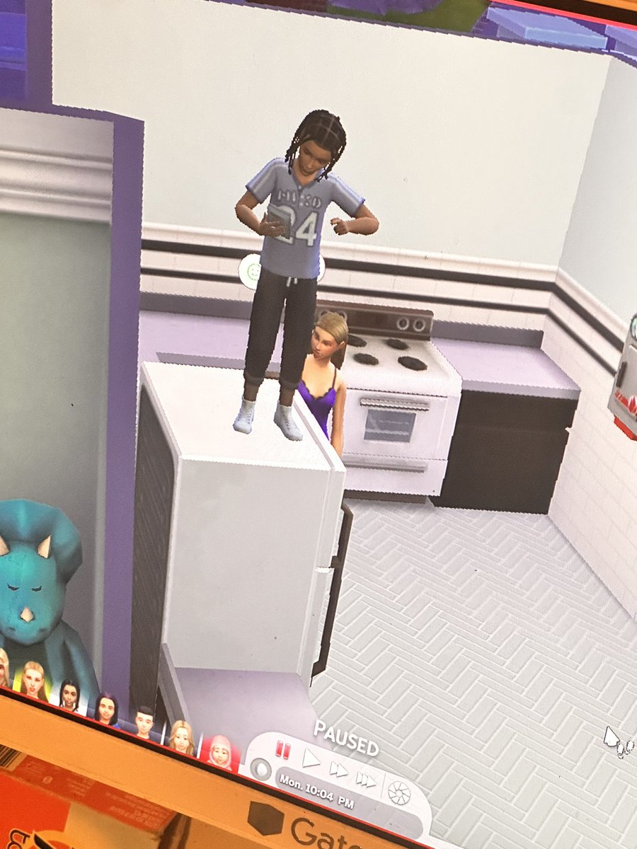 lil_smurf05's tweet image. When your sim glitches so he is standing on top of the refrigerator😂😂
#Sims4 #sims4glitch #sims