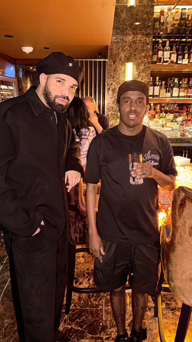 Top5thegg's tweet photo. Great meeting @Drake https://t.co/yhz9PFmiYB