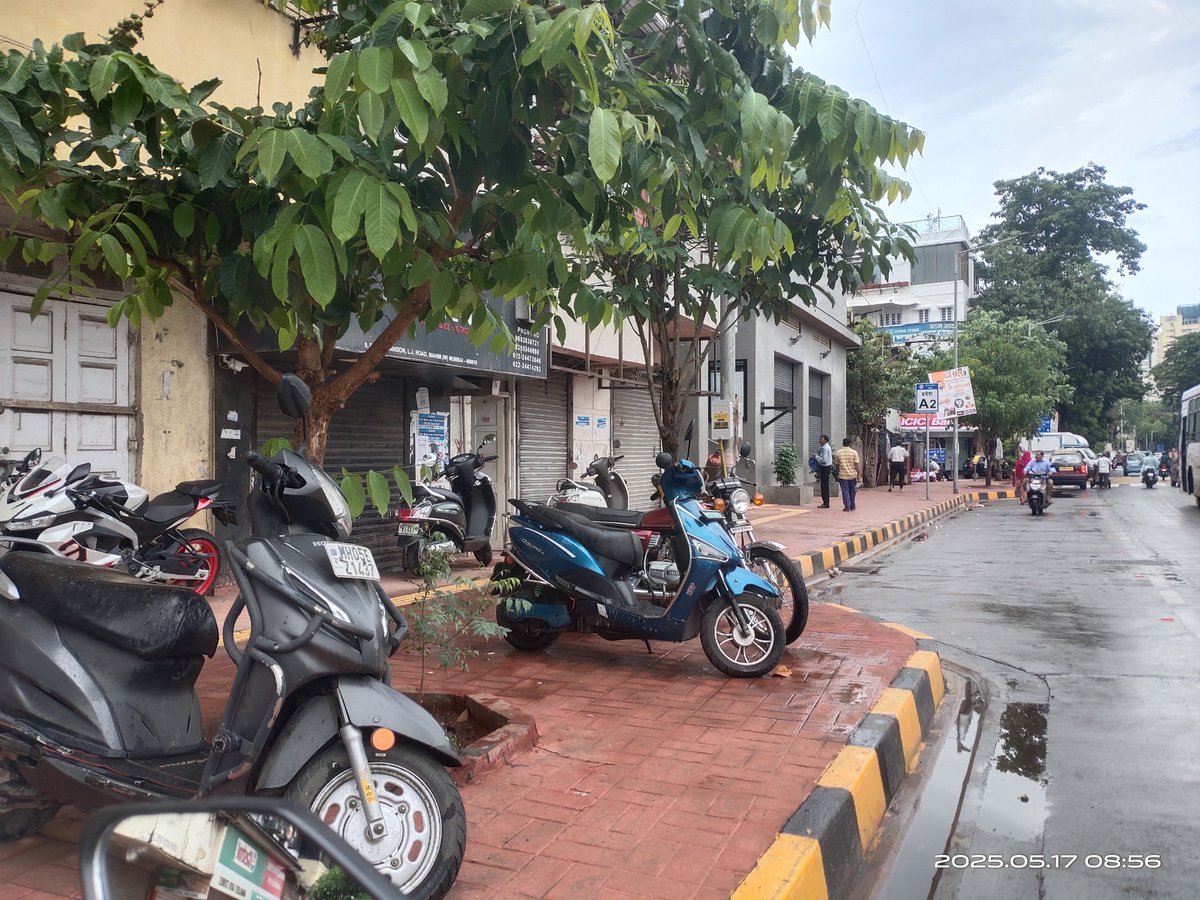 mumbaimatterz's tweet photo. #Mumbai

The footpath outside @MumbaiMetro3  Shitladevi Mandir Metro Gate A3.

Is now a Bike Parking area.

What's your stand @MTPHereToHelp @mybmc ? https://t.co/LfpKTc2wy8