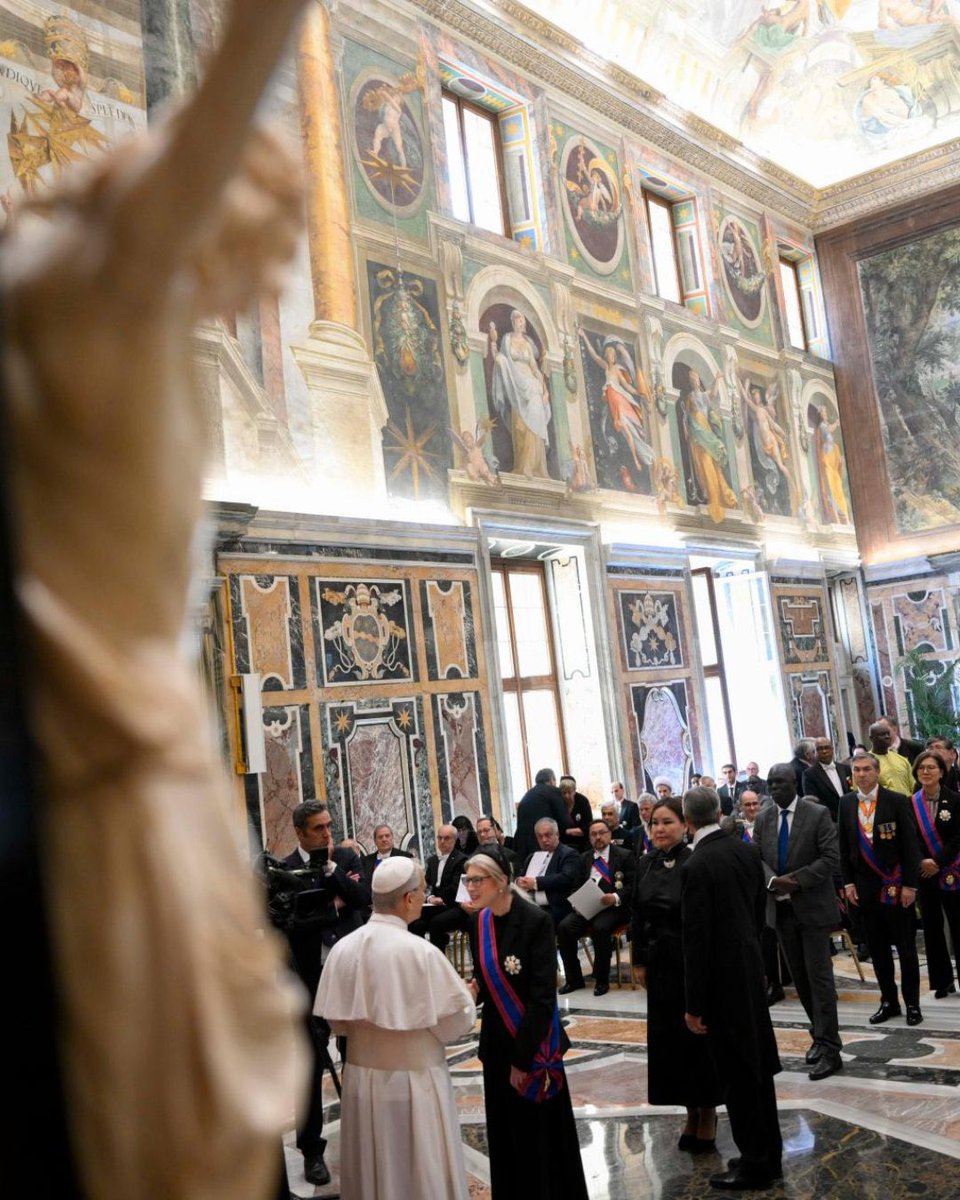 Catholic_Mongol's tweet photo. Пап XIV Лео 5 дугаар сарын 16-нд гадаад улс орнуудаас Гэгээн Ширээт Улсад суугаа дипломат төлөөлөгчийн газруудын тэргүүнүүдийг хүлээн авч уулзлаа. Энэ үеэр Пап XIV Лео энх тайван, шударга ёс, үнэн бол Гэгээн Ширээт Улсын дипломат ажиллагааны 3 тулгуур багана хэмээн онцлон тэмдэглэлээ.