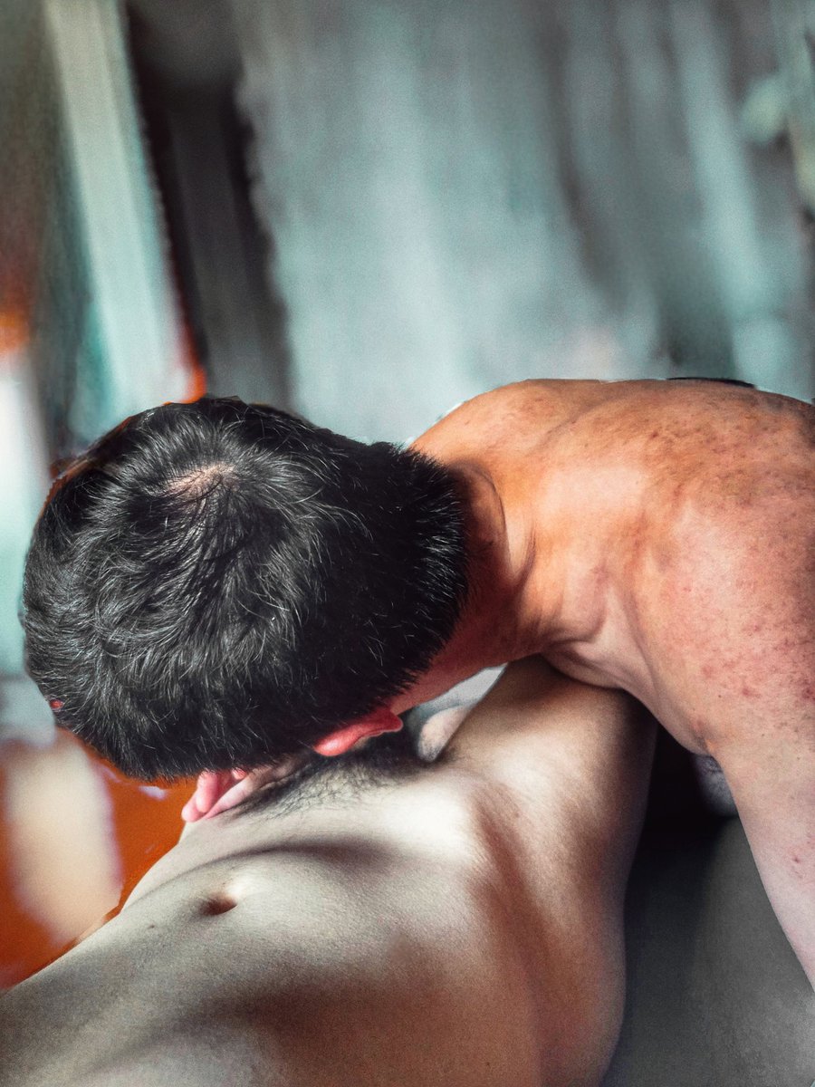 難得回老家
熱炸，老爸又發客家精神說:一起洗省水
我無奈，背對背怕看到他的有反應。
擦乾時老爸瞇眼問:你那個…包皮太長?
我愣住
他一臉嚴肅說:躺下我看
我心跳爆表，瞬間…龜頭漲滿繃地彈出
老爸嚇到:喔喔！健康就好 
然後逃去喝茶
還是老爸再暗示我什麼
我應該怎麼做🥵
#客家
#父子日常