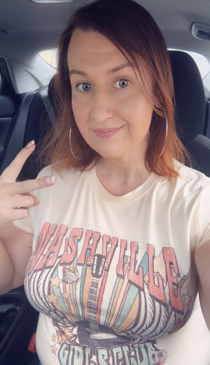 tabithahawk's tweet image. Hello from Memphis, ate a burger cooked in 100+ year old grease on Beale street.