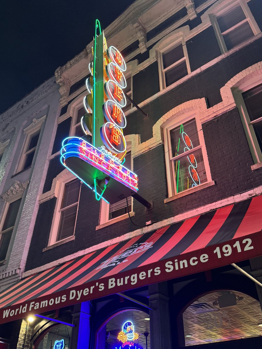 tabithahawk's tweet image. Hello from Memphis, ate a burger cooked in 100+ year old grease on Beale street.