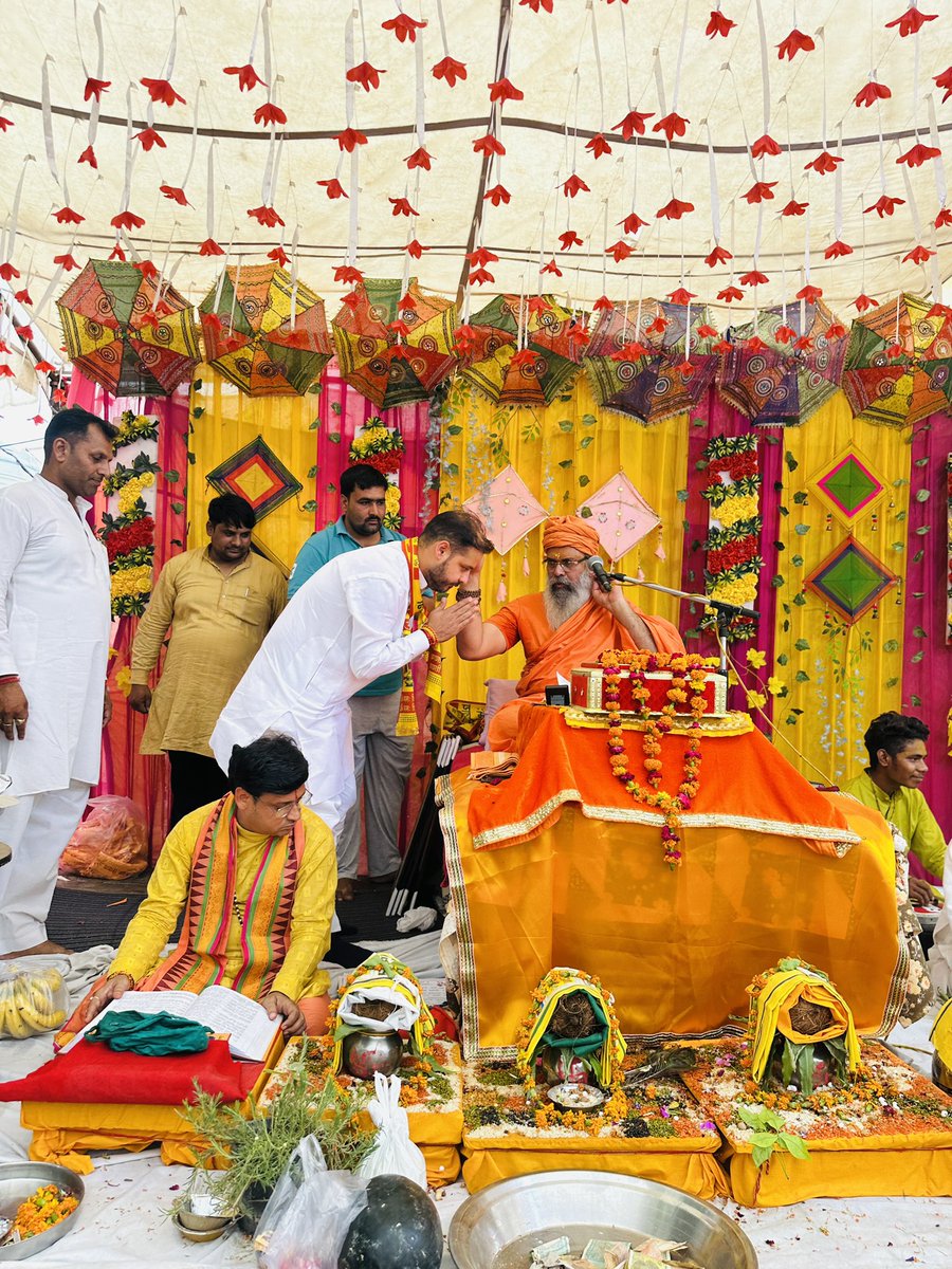 premendraguddu's tweet photo. टप्पल क्षेत्र के गांव स्यारौल के प्राचीन दाऊजी मंदिर प्रांगण में आयोजित 'श्री शिव महापुराण कथा’ समारोह में पहुंचकर स्वामी माधवानंद जी महाराज के श्रीमुख से श्री शिव महापुराण का श्रवण किया और महाराज जी का आशीर्वाद लिया।
#Premendra #Guddu #BJYM #BJPAligarh #Tappal https://t.co/onIYqDAuL9