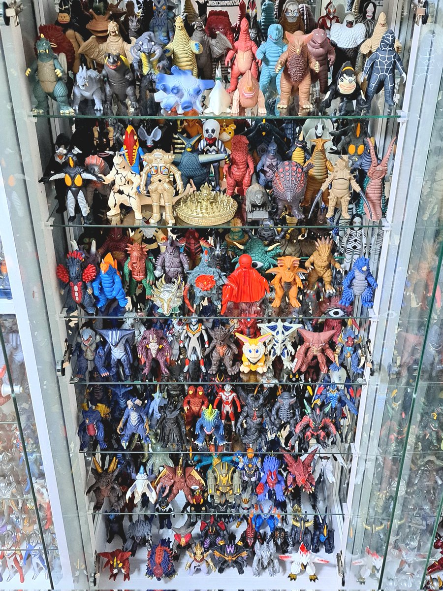 現行ウルトラ怪獣シリーズ&ミニサイズのソフビ棚を再設営しました
