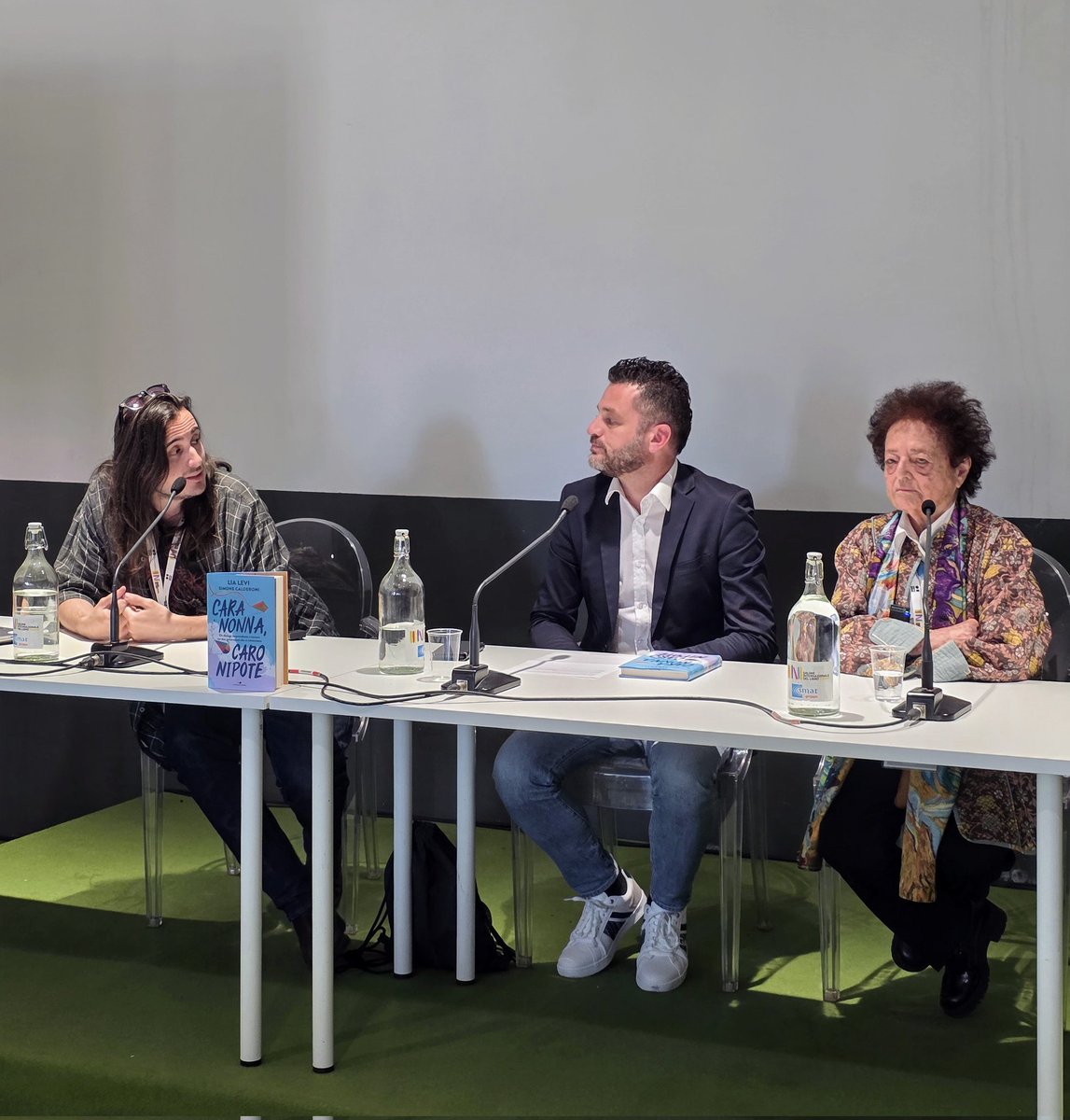 piemonte_italia's tweet image. Nel libro di #LiaLevi e Simone Calderoni, "Cara nonna, caro nipote" (#Piemme) avviene un confronto su vita e letteratura, fra una nonna scrittrice e un nipote alle prime armi con la scrittura. Al #SalTo25 in #SpazioArancio. #UnioneMontanaValleSusa #SistemaBibliotecarioValsusa