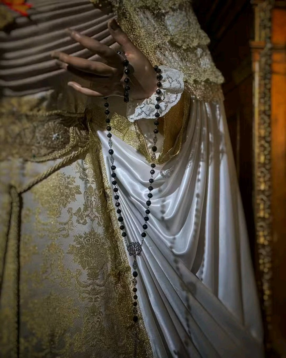 🌷 𝑻𝒊𝒆𝒎𝒑𝒐 𝑶𝒓𝒅𝒊𝒏𝒂𝒓𝒊𝒐 | María Santísima de la Soledad 
⛪️ Hermandad del Gran Poder 
📍 Los Palacios y Villafranca 

#ElArteEnLasManos #vestidor #tradicion
#vestimenta #arte #sevilla #andalucia