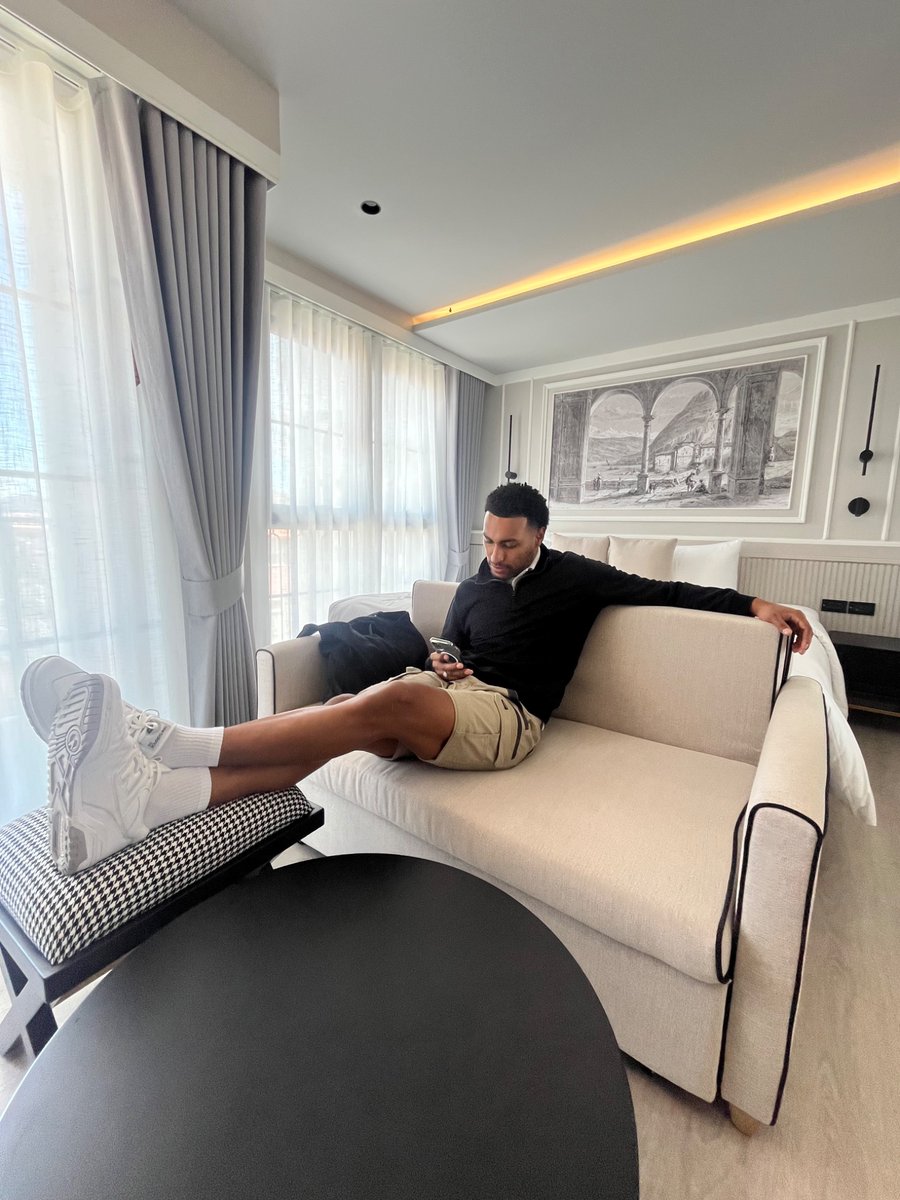 itsjuxii's tweet photo. Just a G in a Chateau 🏰 https://t.co/VCkc12pj8s