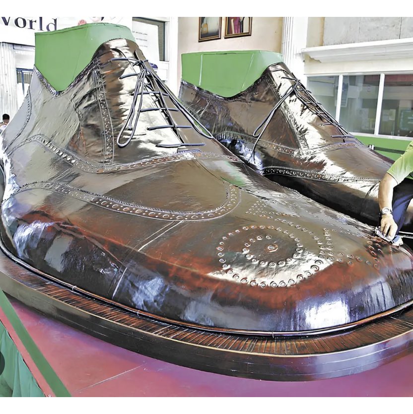 onechanceT's tweet photo. 👞 #FunFact!
In Marikina, Philippines 🇵🇭—famous as the country’s shoe capital—you’ll find the world’s largest pair of shoes! Each one is over 5 meters long and big enough to fit 30 people inside 😲👣.
Were these created for Gulliver?? 👀

#WorldsLargestShoes #GuinnessWorldRecords https://t.co/qRLUjr5C4u