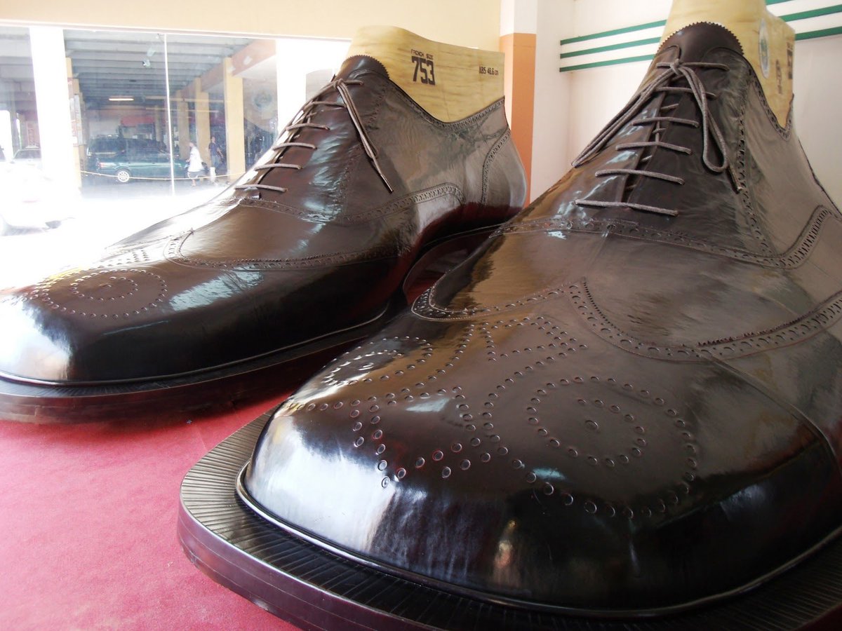 onechanceT's tweet photo. 👞 #FunFact!
In Marikina, Philippines 🇵🇭—famous as the country’s shoe capital—you’ll find the world’s largest pair of shoes! Each one is over 5 meters long and big enough to fit 30 people inside 😲👣.
Were these created for Gulliver?? 👀

#WorldsLargestShoes #GuinnessWorldRecords https://t.co/qRLUjr5C4u