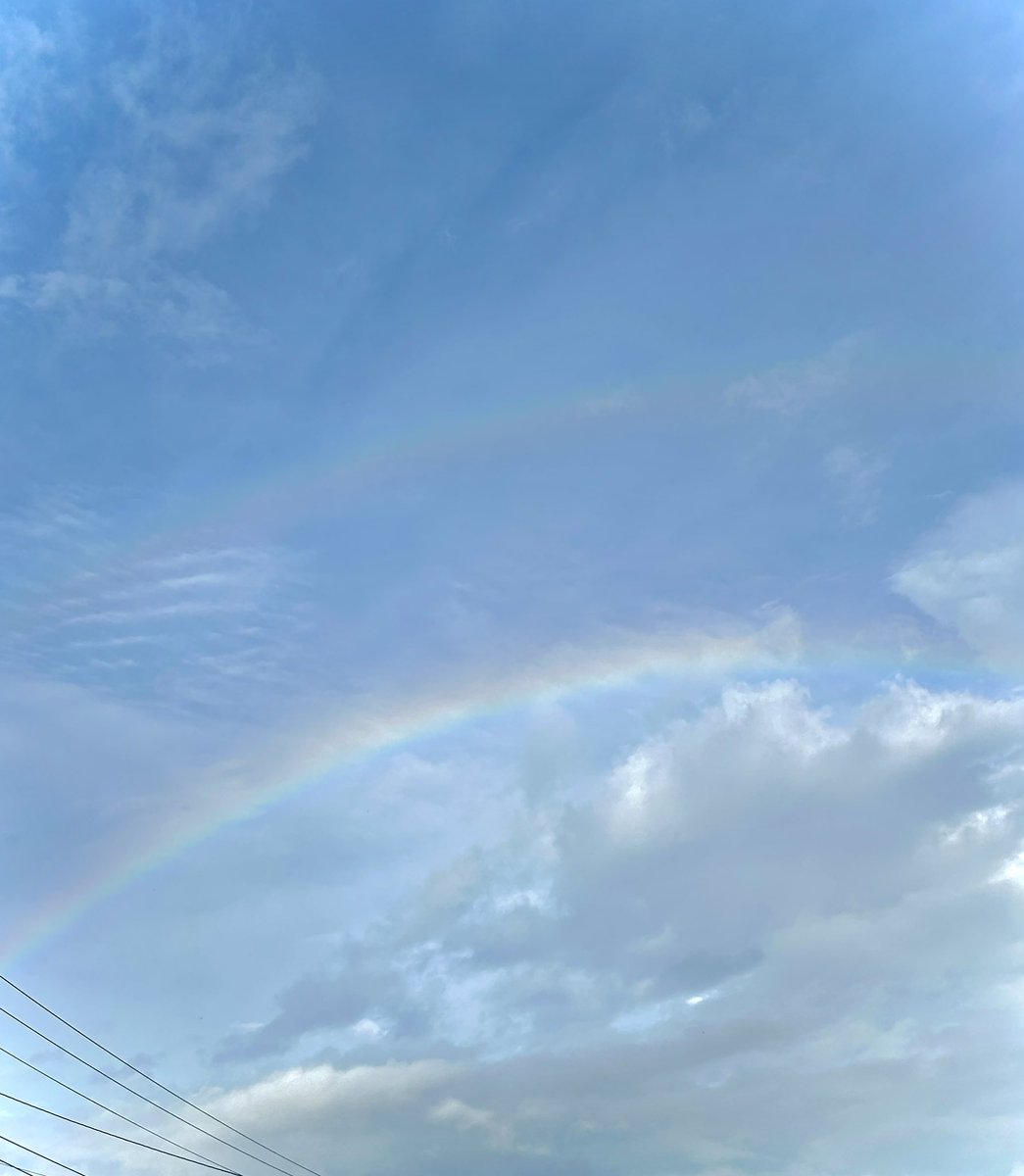 雨上がりの空を見上げると虹が🌈二重にかかっていました❣️

 ダブルレインボーは、
🌈見た人の願いが叶うことに対する祝福と🌈報われる努力に対する卒業の知らせ
とも言われてるとのこと。

なんだか嬉しい🙌

#ダブルレインボー
