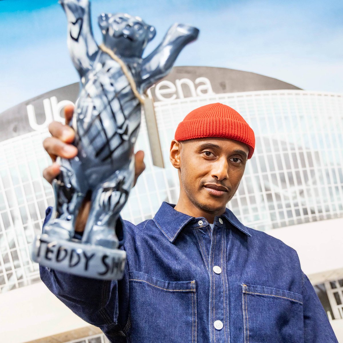 Lachen ohne Ende bei der Show von Teddy! 😂✨ Als Dankeschön haben wir ihm seinen personalisierten Berlin Buddy Bear überreicht. Wir freuen uns auf zwei weitere lustige Abende!

© Pedro Becerra / STAGEVIEW