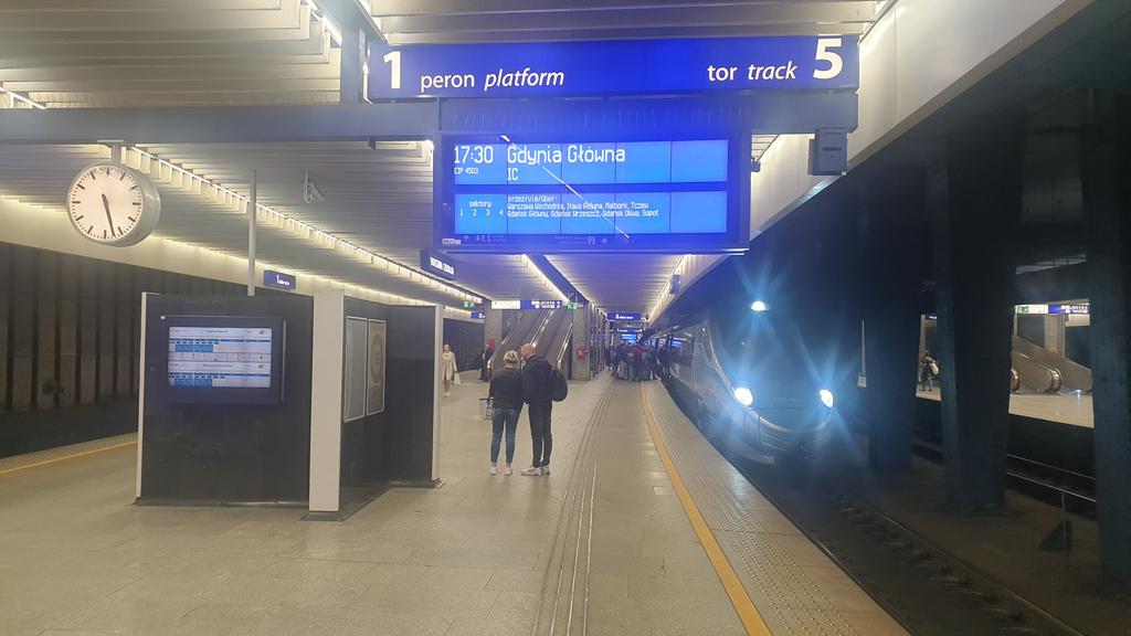 PiotrMalepszak's tweet image. 4 m-ce 2025 ze wzrostem punktualności w całym kolejowym ruchu pasażerskim do 92,9%. Największa poprawa @PKPIntercityPDP, tylko kwiecień 2024 i 2025 średnia 83,1% względem 74,8% w latach 2022 i 2023. Dalsza poprawa punktualności mocno adresowana także w celach zarządu @PKP_PLK_SA
