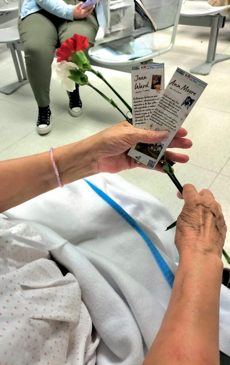 🏥 Con motivo del Día Internacional de la Enfermería, el Hospital La Paz ha querido visibilizar esta semana la labor de enfermeras pioneras en cuidados e investigación.

🌹 Además, han entregado flores y marcapáginas a los pacientes ingresados como parte de la celebración.