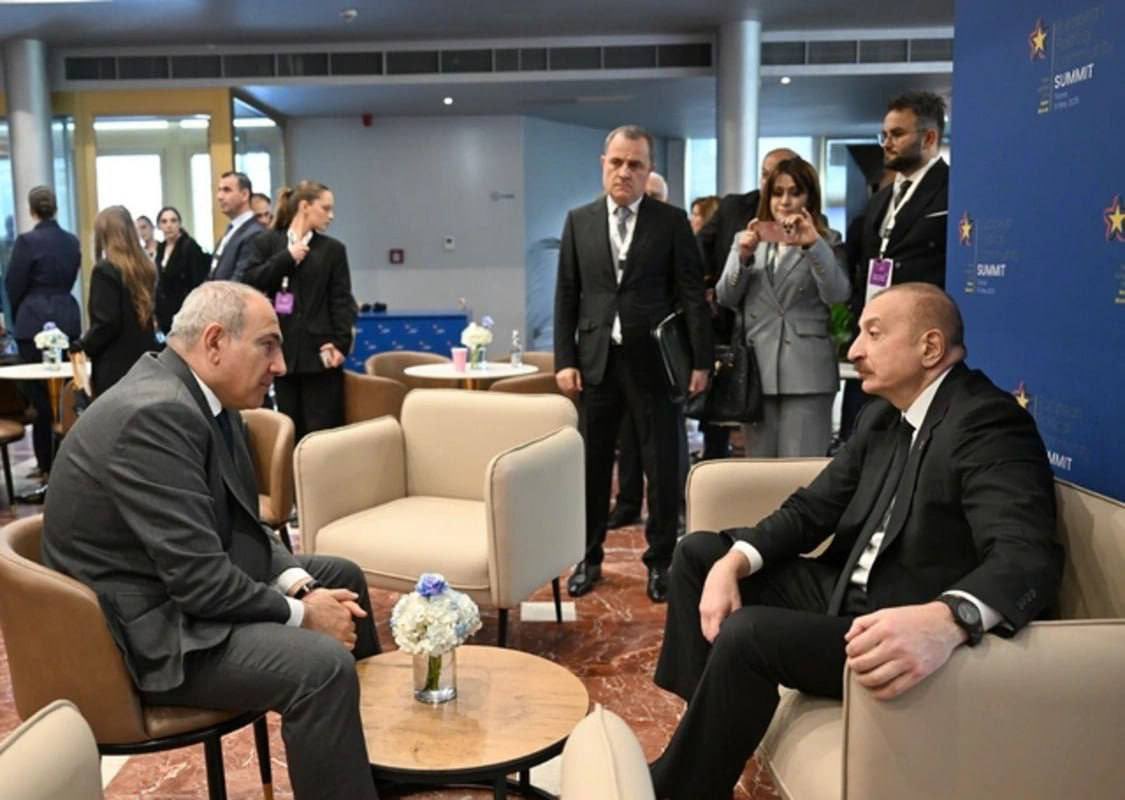 Paşinyan: “Yeni bir sayfa açabilir miyiz?”

Aliyev: “Önce eski defterleri kapat.”