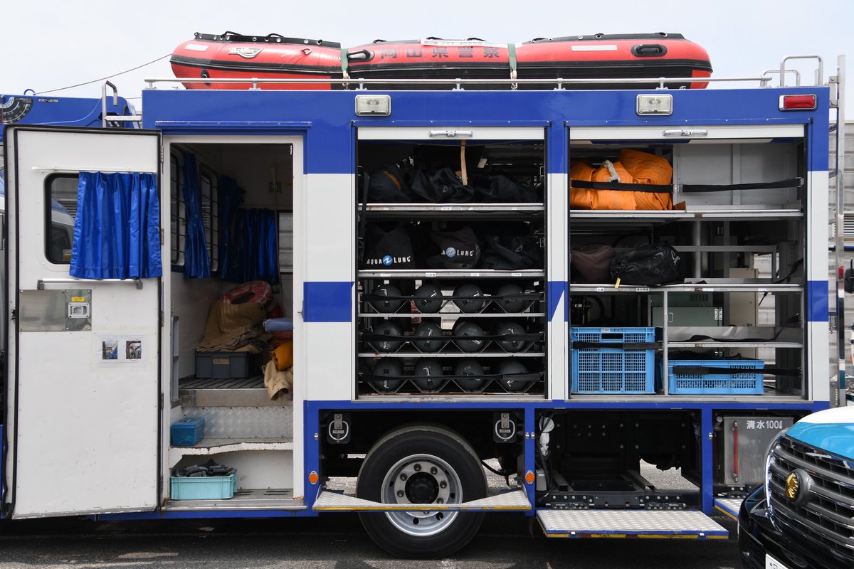 岡山県警察機動隊 水難救助車

県警機動隊が運用する水難救助車、艤装は消防車大手のモリタ。キャビンと資機材庫の間にはシャワールーム兼座席が設けられています。