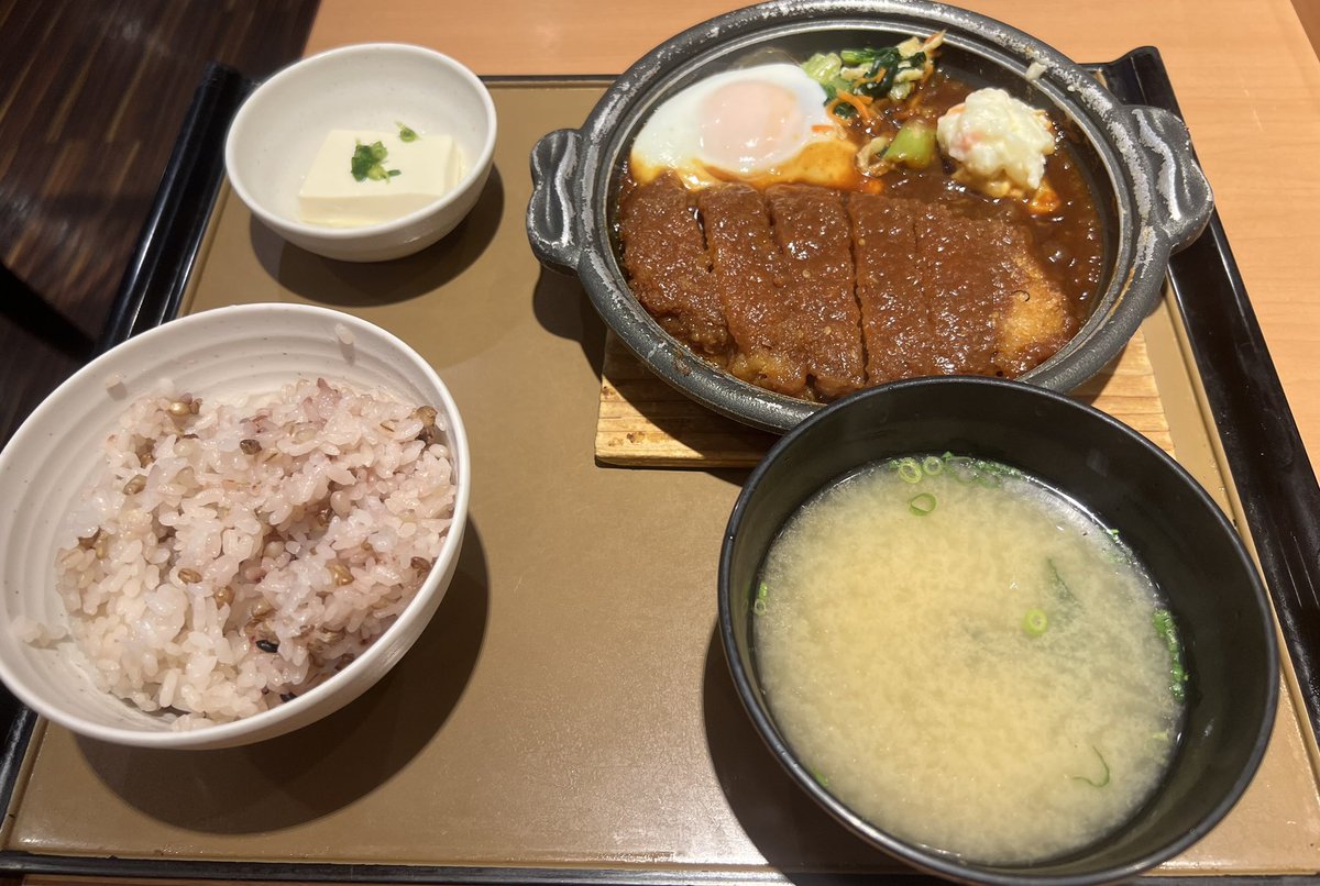 tanacovan's tweet photo. 初めてのやよい軒。最初に食券買うって知らなかった笑970円の味噌かつ。 https://t.co/bosb8kb5tg