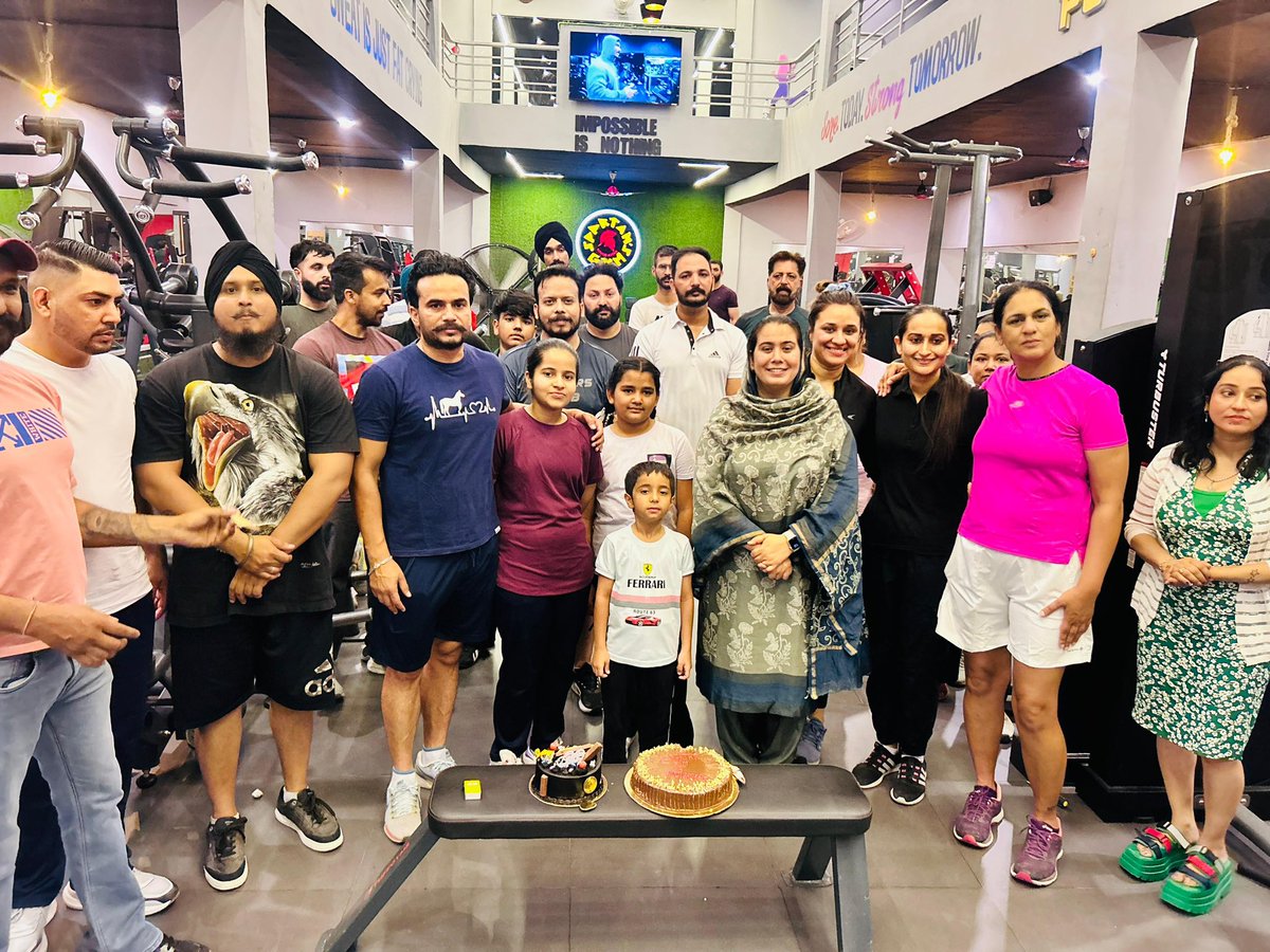 narinder_bharaj's tweet image. ਬੀਤੀਂ ਸ਼ਾਮ ਸਪਾਰਟਨ ਜਿੰਮ ਸੰਗਰੂਰ ਦੇ ਸਮੂਹ ਸਾਥੀਆ ਵੱਲੋ ਜਿੰਮ ਖੁੱਲਣ ਦੇ ਤਿੰਨ ਸਾਲ ਪੂਰੇ ਹੋਣ ਤੇ ਕੇਕ ਕੱਟਕੇ ਖੁਸ਼ੀ ਸਾਂਝੀ ਕੀਤੀ ਗਈ।ਤਿੰਨ ਸਾਲਾਂ ਤੋਂ ਵੀਰ ਰਾਣਾ,ਭੈਣ ਜਗਦੀਪ ਕੌਰ ਅਤੇ ਉਨ੍ਹਾਂ ਦਾ ਸਮੂਹ ਸਟਾਫ ਬੜੇ ਵਧੀਆ ਪਰਿਵਾਰਕ ਮਾਹੌਲ ਹੇਠ ਸਮੂਹ ਇਲਾਕਾ ਨਿਵਾਸੀਆ ਨੂੰ ਕਸਰਤ ਨਾਲ ਜੋੜ ਰਹੇ ਹਨ..

#Sangrur #Fitness #spartangym