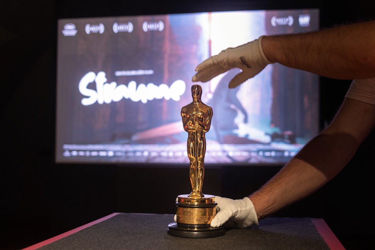 DaugavpilsTIC's tweet image. 🤩Šodien no plkst.20.00 līdz plkst.23.00 Rotko muzejā būs vienreizēja iespēja klātienē aplūkot divus prestižākos filmai piešķirtos apbalvojumus.
Plkst. 21.45 pasaulē fenomenālus panākumus guvušo filmu varēs noskatīties ekskluzīvā āra kinoseansā Rotko muzeja pagalmā.
#muzejunakts