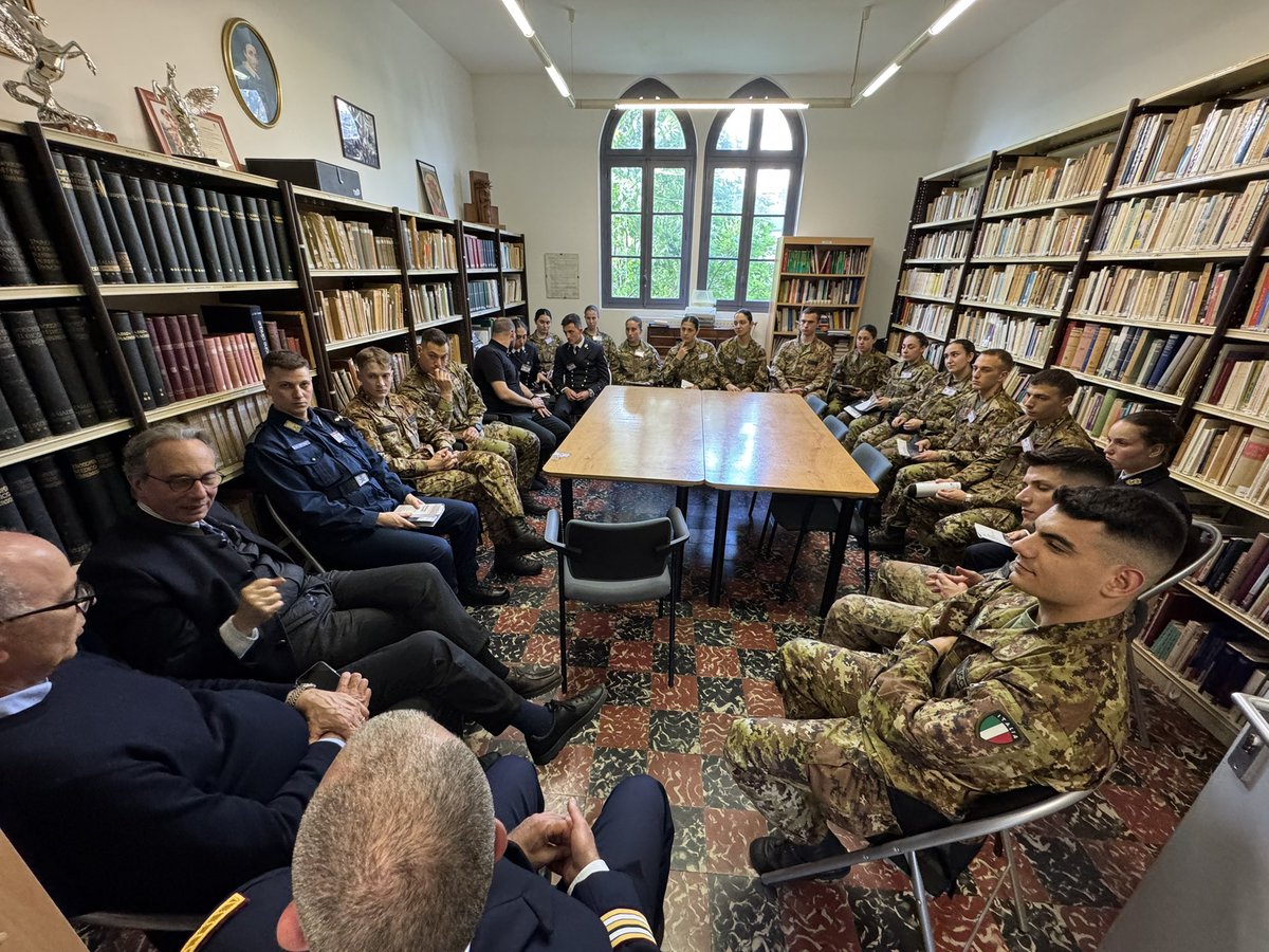 Incontro del <a href="/a_defranciscis/">Sandro de Franciscis ن 🇪🇺</a> con gli studenti medici militari del Pellegrinaggio Militare Internazionale a <a href="/lourdes_france/">Sanctuaire Notre-Dame de Lourdes</a> 

#PMI2025 #Lourdes2025