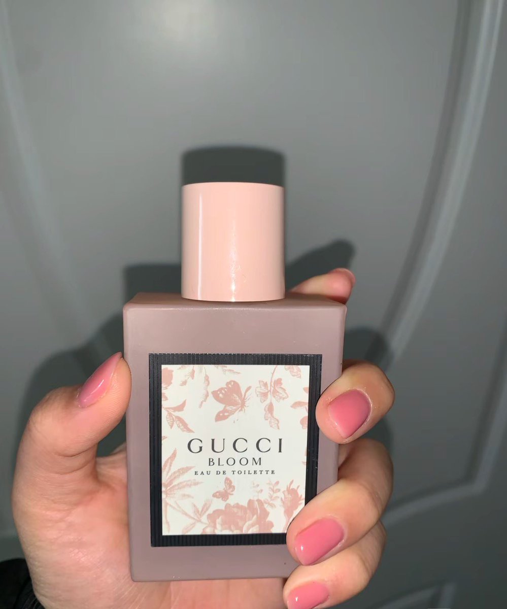 🌸 صباح الويكند الجميل ياهل الذوق 🌿  
مع عطري المفضل اللي يفتح النفس غوتشي بلوم💖  
رذاذه ينعش الروح بريحة الزهور الفوّاحة 🌷✨  
فيه لمسة ياسمين ناعمة 🪴، وقليل من التيوبروز اللي يعطيها فخامة 🌟، مع رشة فانيليا تضيف حلاوة خفيفة 🍦  
يازينه للطلعات الصباحية أو حتى جلسات القهوة