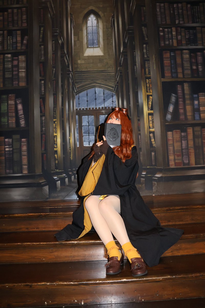 cos_itokon300's tweet photo. 【cosplay】創作
カロリーナ･ニケ･スキュロース

父開発の「ミオトサーズ」の眼鏡を頭に日々鉱物採取に勤しむ
せっせと鉱物を集める姿はさながらリス🐿️
#創作寮生
#ハリポタ創作
#スタジオツアー
#ハッフルパフ
📸@amairooto_cos https://t.co/8LrRyjZEaG