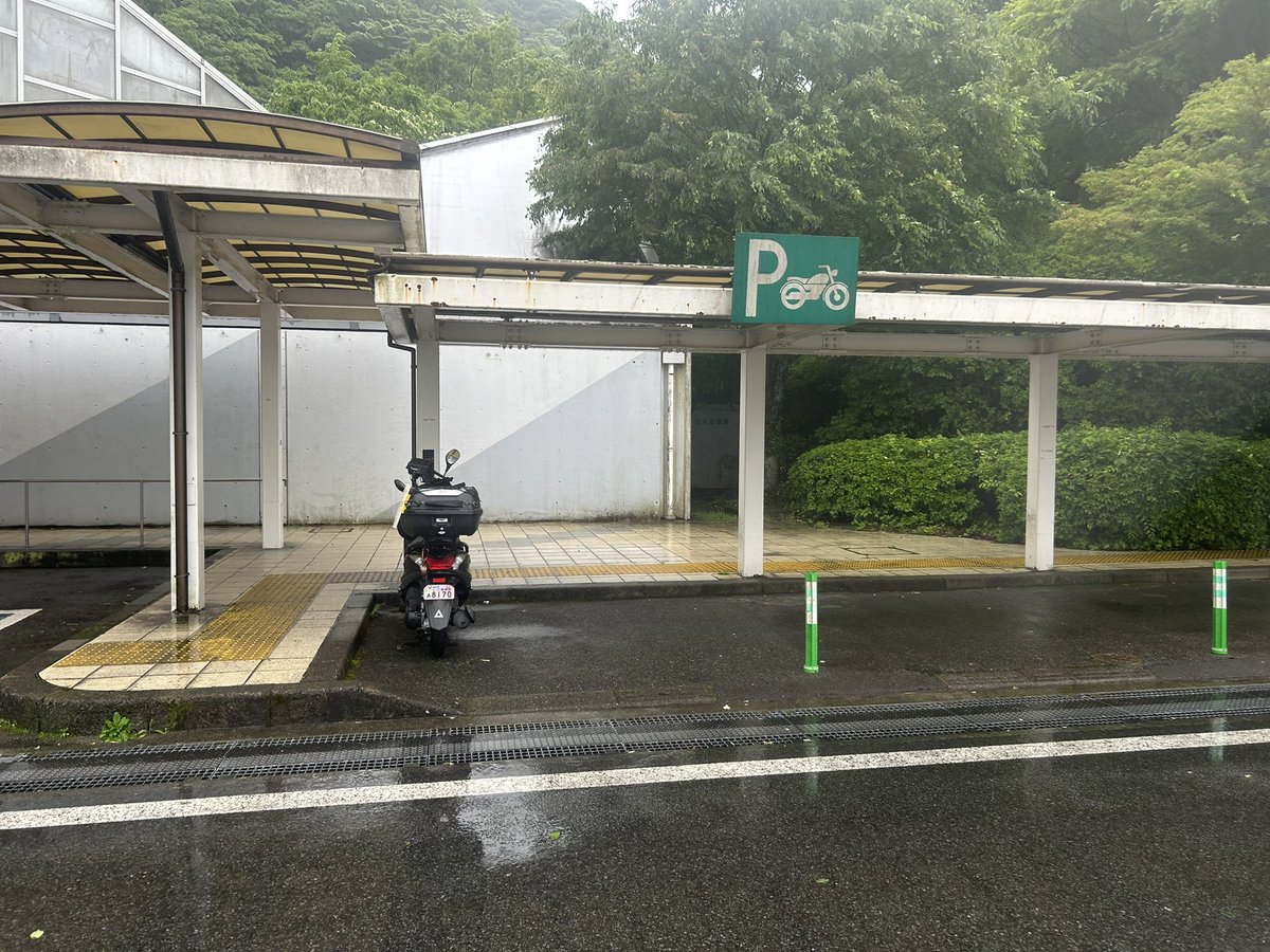 91_tzr's tweet photo. 今、東名高速の鮎沢パーキング(下)で飯食い終わってふと見たら・・・😱❓
君はどこから入ってきたの❓ https://t.co/FU7PvU5tYA