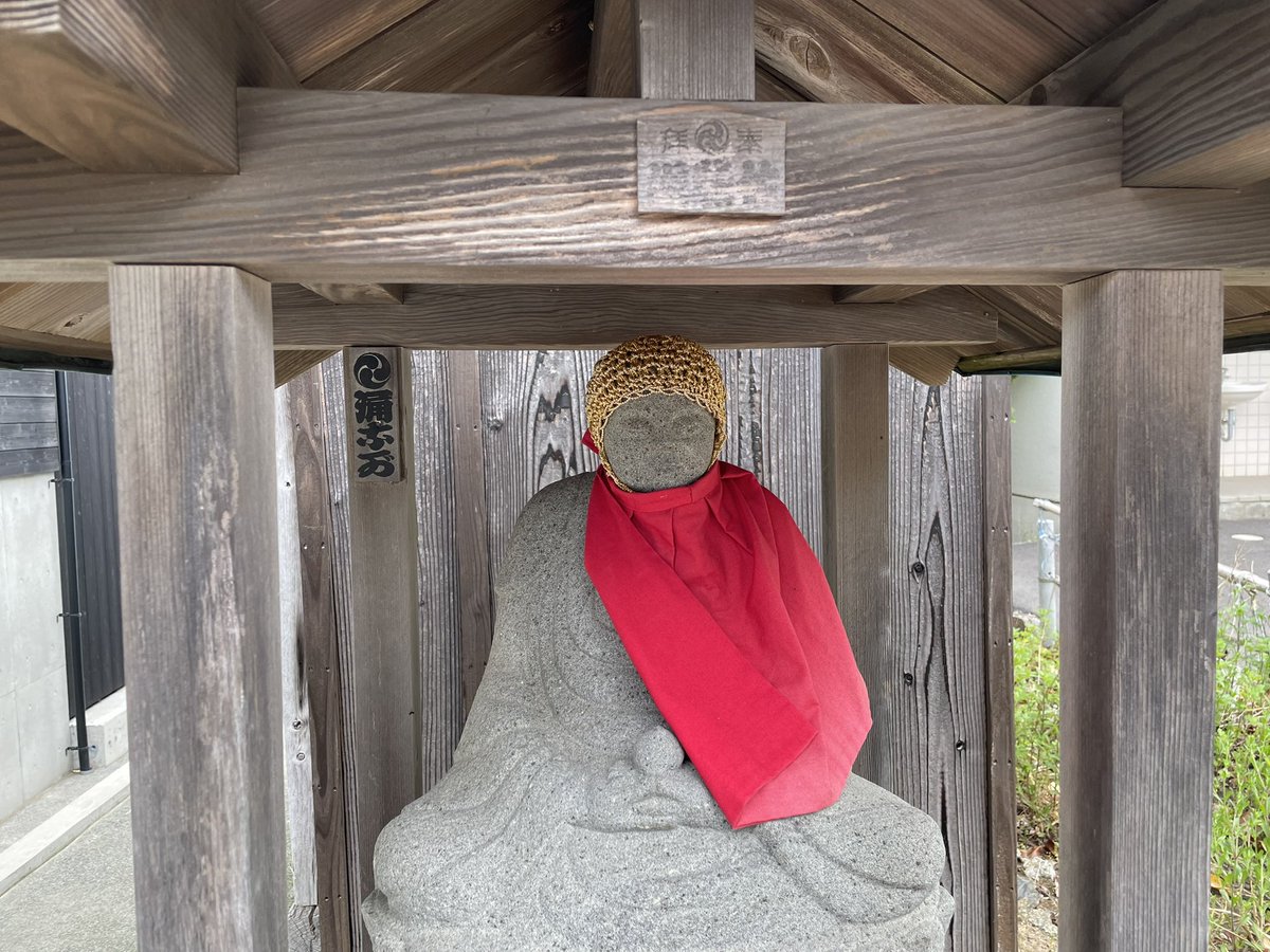 voshans's tweet photo. Hoe klein en afgelegen ook, elk dorp in #Japan heeft ‘bezinningsplekken’ om onderweg even letterlijk bij stil te staan. Zo ook de buurtschappen #Ano en #Inokuma (aan de baai van #Wakasa) nabij de kuststad #Obama in de prefectuur #Fukui. https://t.co/D1WxKlqO9U