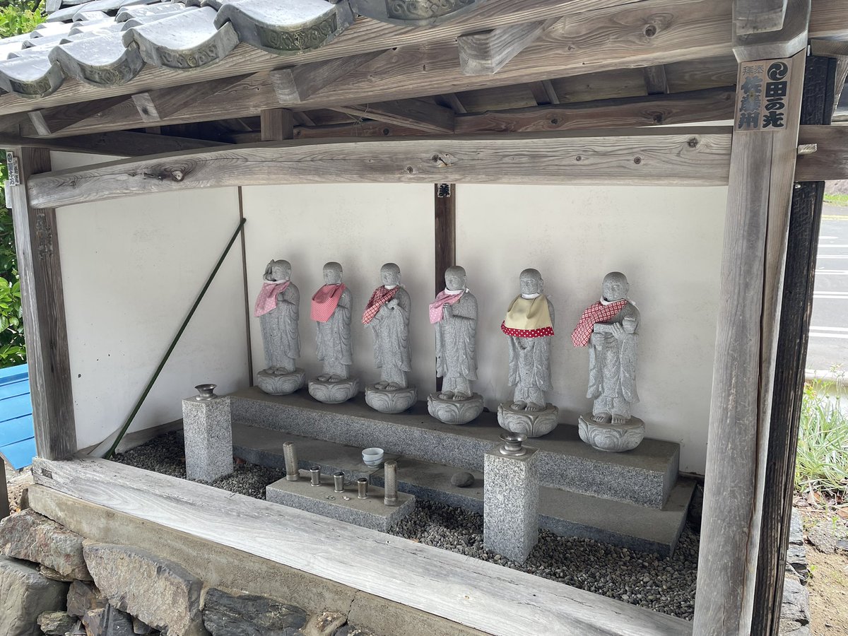 voshans's tweet photo. Hoe klein en afgelegen ook, elk dorp in #Japan heeft ‘bezinningsplekken’ om onderweg even letterlijk bij stil te staan. Zo ook de buurtschappen #Ano en #Inokuma (aan de baai van #Wakasa) nabij de kuststad #Obama in de prefectuur #Fukui. https://t.co/D1WxKlqO9U