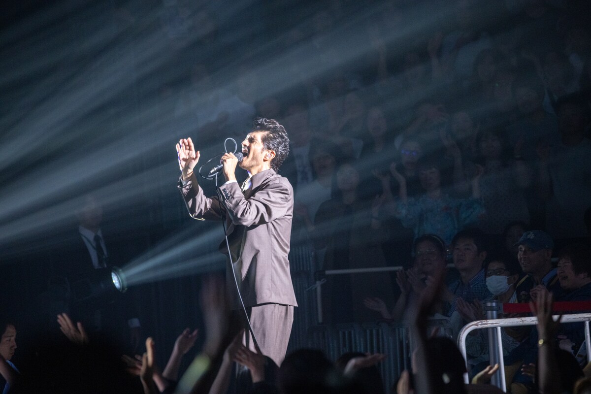 natalie_mu's tweet photo. 【ライブレポート】平井堅が5年半ぶり有観客ライブで示した歌の力、ファンに届けた「僕がいつも言ってほしい言葉」（写真6枚）
https://t.co/PmzvOQwUn0

#平井堅 https://t.co/JLfgqL7akg