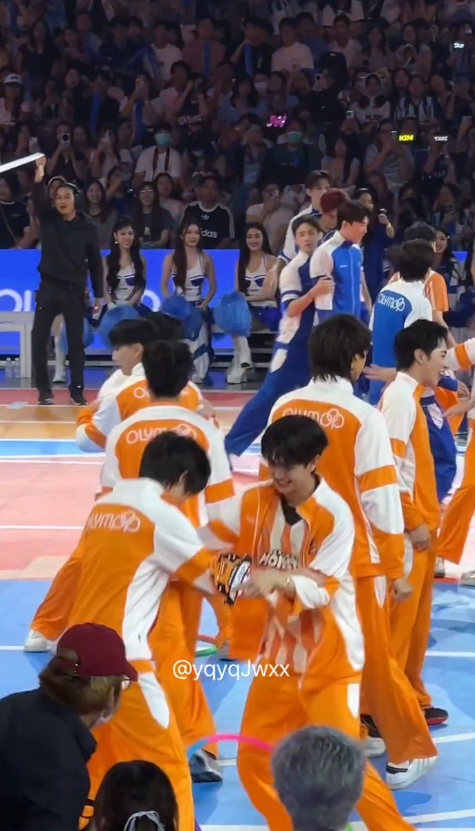 ArmTaen9's tweet photo. อันนี้โคตรจะน่ารัก โคตรจะพี่ชาย จินวิ่งนำไปก่อนแล้วเอาตัวกั้นไว้ให้เอเอที่วิ่งตามมา 🥹

#JINWOOKkim 
#AAashirakorn 
#OLYMPOPDAY https://t.co/GUKRZfbbJf