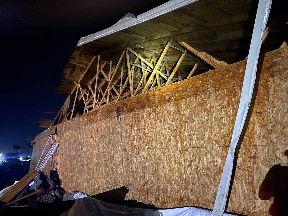 Additional storm damage from a tornado in Ferguson #kywx <a href="/WeatherNation/">WeatherNation</a> <a href="/Kentuckyweather/">Chris Bailey</a> Power is slowly being restored now. Damage appears to be roughly around or over a quarter mile wide and consistent with EF1-EF2 damage near Mercury Blvd &amp; Parker’s Mill. <a href="/nwsjacksonky/">NWS Jackson KY</a>