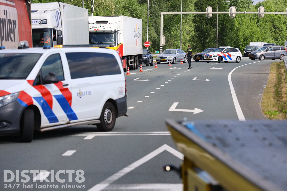 RedactieD8's tweet photo. Opnieuw is het raak op het #Kruithuisplein #N470 bij #Delft. Na een aanrijding tussen een personenauto en een busje kwam het busje op z’n kant tot stilstand. Enkele gewonden worden gecontroleerd in de ambulance, door het ongeval veel verkeershinder door afsluitingen. https://t.co/D3TFq6amjy