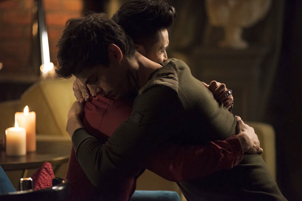 <a href="/misfitcass/">✨ Q 💭</a> I loooooove this moment. The best I can do is this pic that I have saved... (not exactly the same pic, I know)

#Malec #Shadowhunters #SaveShadowhunters
