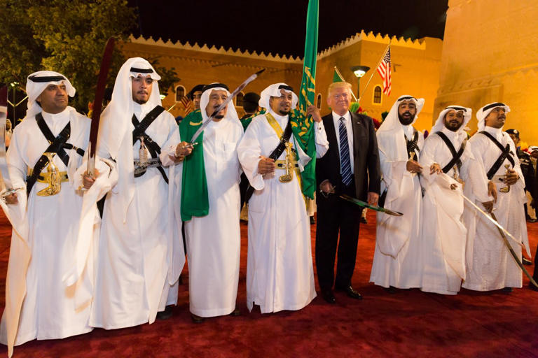 Meladul_HAQ_Ahm's tweet photo. The American politics of 2020 and 2025 seem vastly different, despite only five years having passed.

#politics #diplomacy #internationalrelations 
#Putin #Saudi https://t.co/NJk1C5JY0k