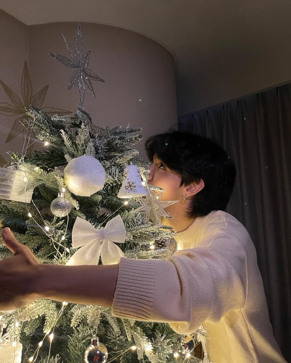 sfmuel's tweet photo. Who wants to spend Christmas with me? It’s a question that comes from a place of warmth, of wanting to share the quiet joys and small laughter of the season with someone. There’s something about this time of year that makes everything feel softer, more magical. https://t.co/3LtIzw9cK7