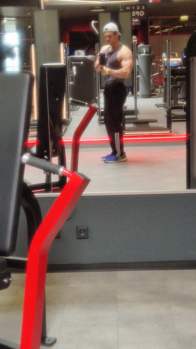 Ich sage mein Unterarm ist sogar größer als <a href="/YikesJxn/">WS YikesJxn</a> 's Oberschenkel