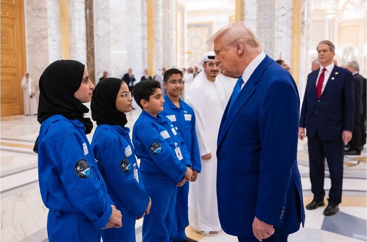 فخور بحفيدتي هيا بنت حمد العور (الأولى من اليسار) لاختيارها ضمن نخبة من طلاب وطالبات البرنامج الوطني للفضاء للمشاركة في استقبال فخامة الرئيس دونالد ترامب خلال زيارته لدولة الإمارات.  وفي الصورة الرئيس الأمريكي في حديث معها.