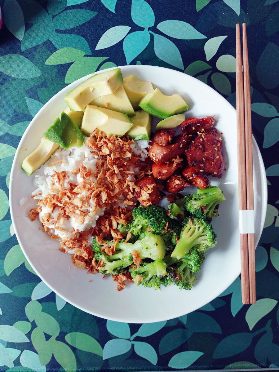 Забыла тут показать совместно приготовленный красивый боул :) Я готовить не люблю, так что даже участие засчитывается :D Добытой баночкой карамелизированного лука горжусь отдельно :D